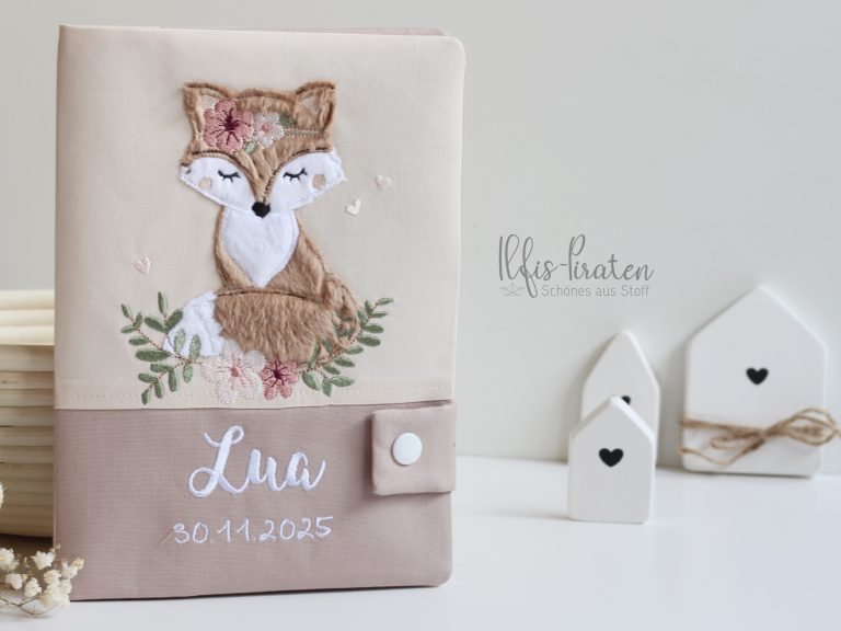 Gesundheitshefthülle handgemacht – Boho-Fuchs mit Blumen & Fach für Impfbuch