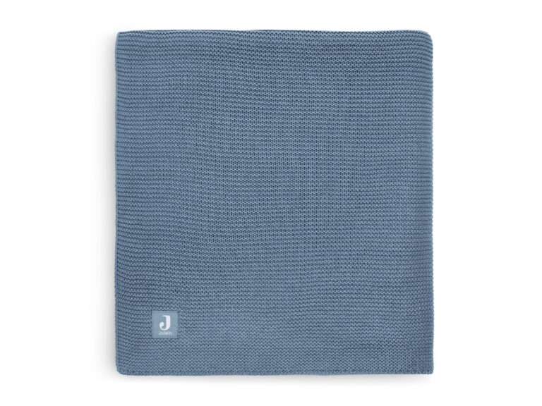 Gestrickte Babydecke – Rauchblau (personalisierbar)