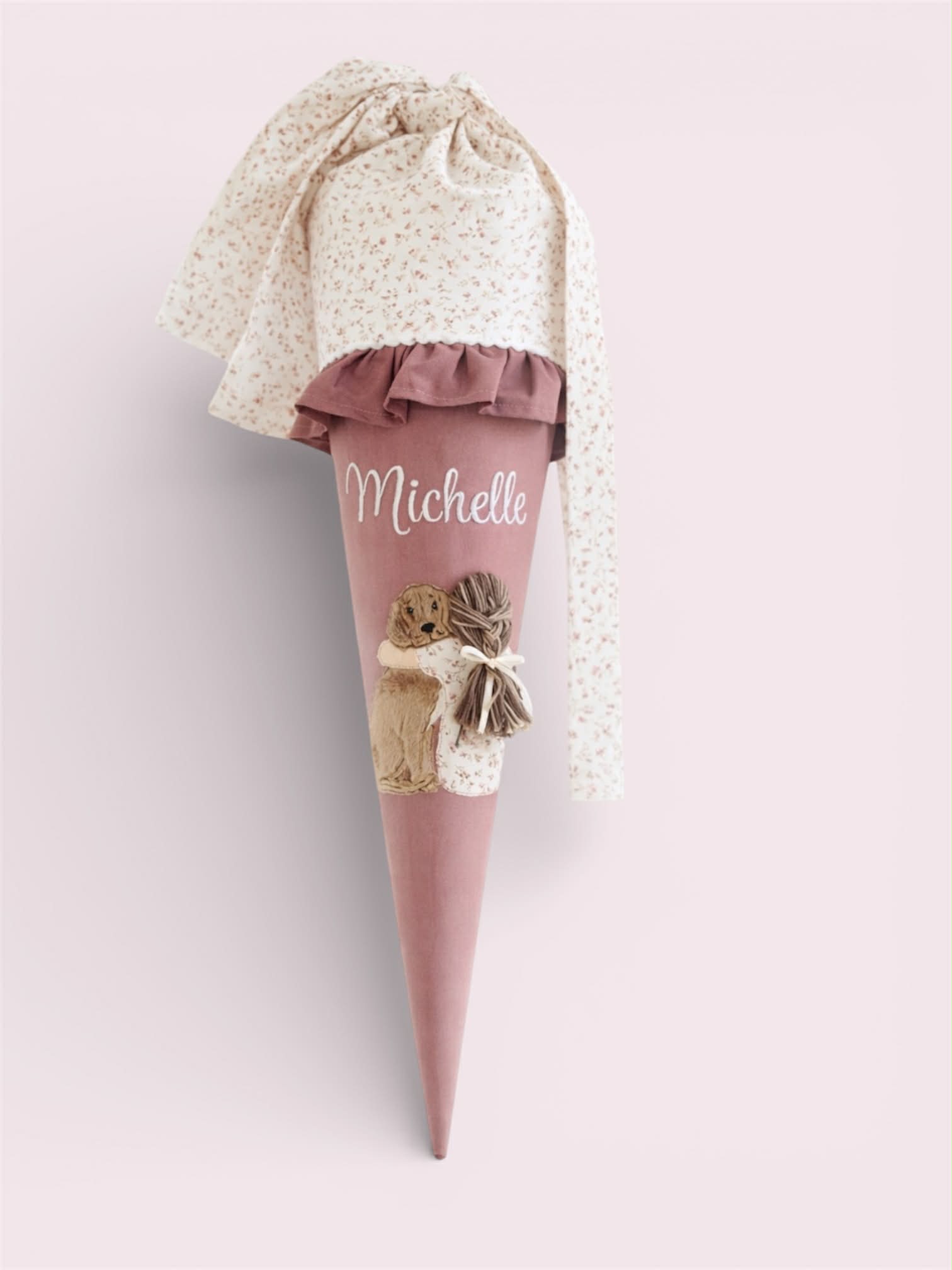 Personalisierte Schultüte für Mädchen in Altrosa mit Name ‚Michelle‘, Motiv Mädchen mit Hund, geblümter Stoffaufsatz – Einschulung