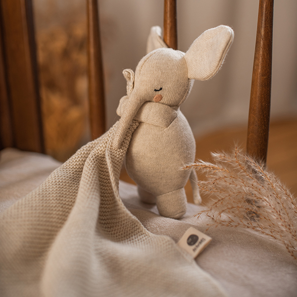 "Weiches Kuscheltuch Elefant für Babys ab 3 Monaten – detailreiches Tierdesign aus Bio-Strickstoff"