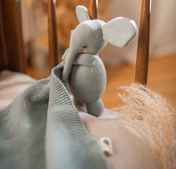 Bio Schnuffeltuch Elefant dusty green– Personalisierbares Bio-Kuscheltuch für Babys | Geschenkidee