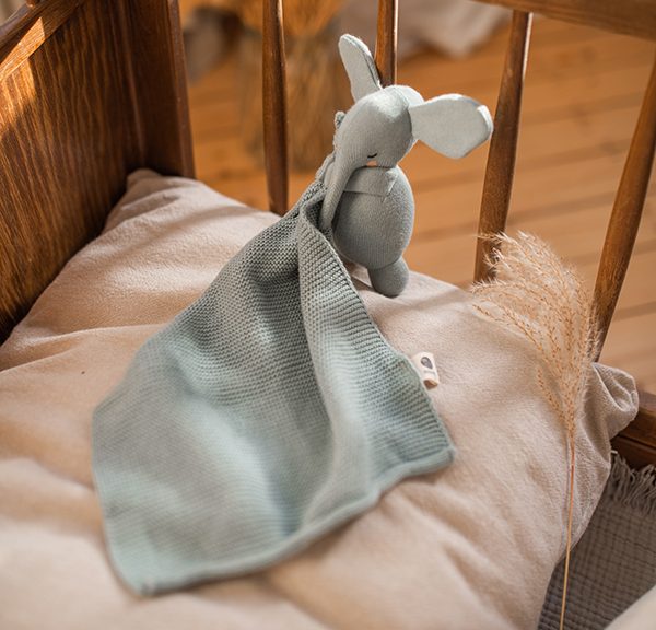 Bio Schnuffeltuch Elefant dusty green– Personalisierbares Bio-Kuscheltuch für Babys | Geschenkidee