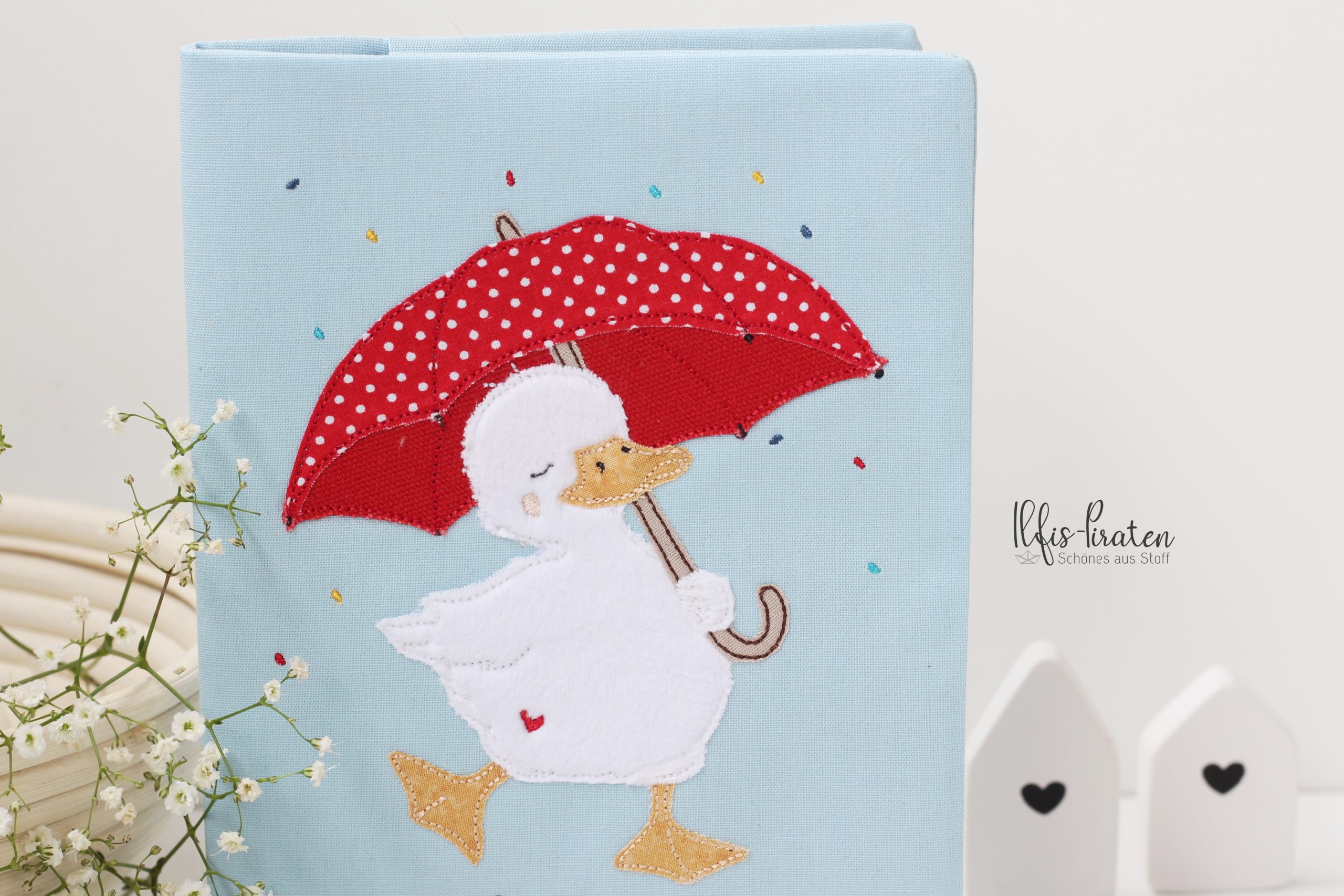 Detail Motiv- Ente mit rotem Regenschirm auf Gesundheitsheft Hülle für die Schweiz