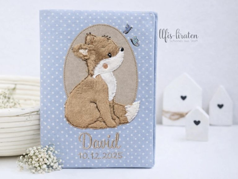 Gesundheitsheft Hülle personalisiert – handmade mit Fuchs-Hellblau mit Punkten