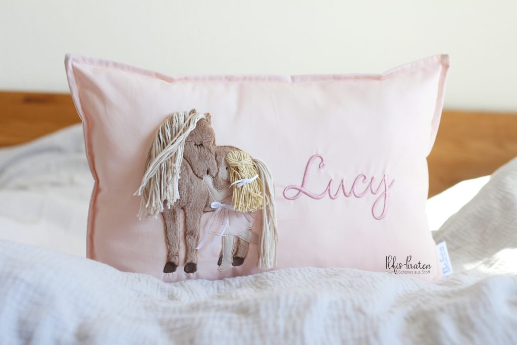 Personalisiertes Kissen für Mädchen in Rosa mit Name ‚Lucy‘, Pferdemotiv mit Mädchen und Pferd als Applikation, Kinderzimmer Deko